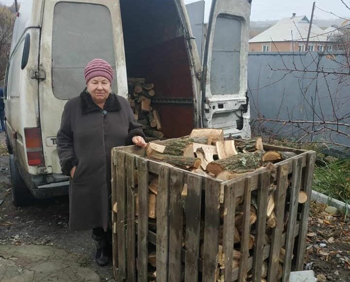 Власти Славянска разъяснили, кому из жителей дают дрова