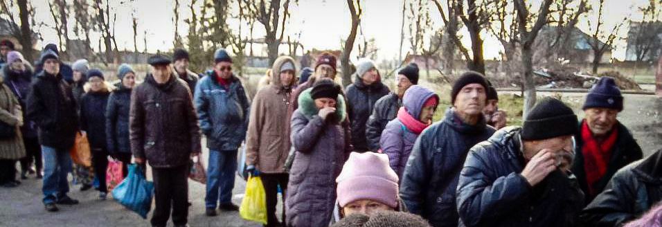 В оккупированном Мариуполе люди мерзнут в очередях за тарелкой каши (фото)