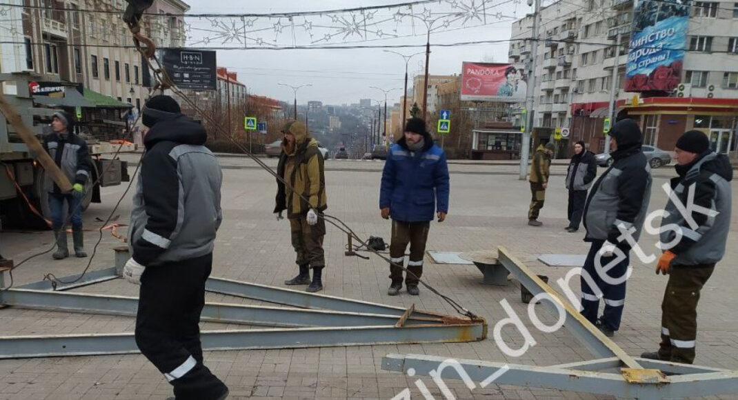 В Донецке оккупанты передумали устанавливать новогоднюю елку