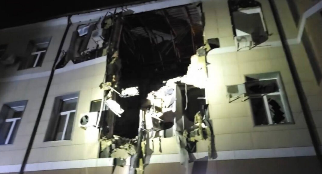 В оккупированном Донецке под обстрел попало здание медуниверситета
