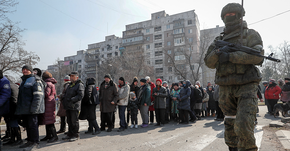 Россияне "эвакуируют" людей с оккупированных территорий, чтобы прикрываться ими, — Гуменюк