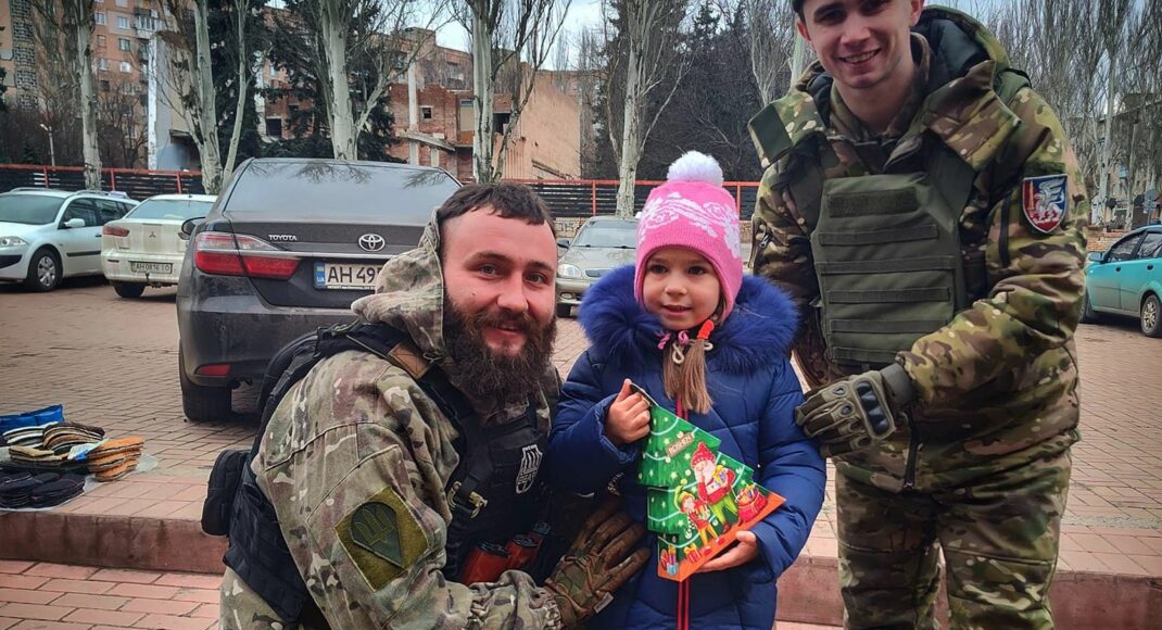 Діти у Краматорську отримали святкові подарунки від військових