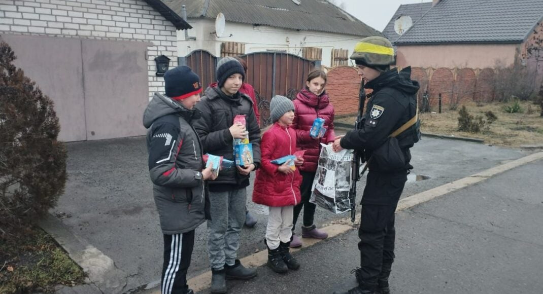 В освобожденном Лимане полицейские помогают детям