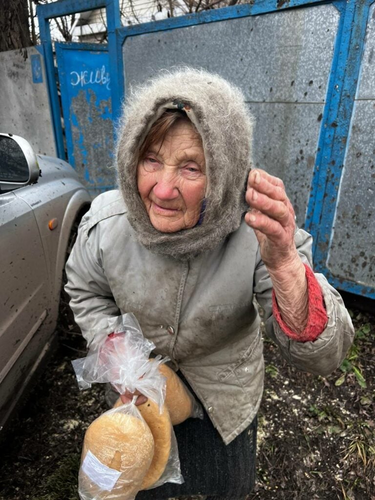 поліціянти дають людям хліб на Луганщині