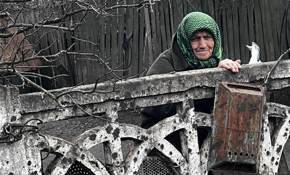 У деокупованому с. Невське на Луганщині поліціянти роздали місцевим мешканцям хліб