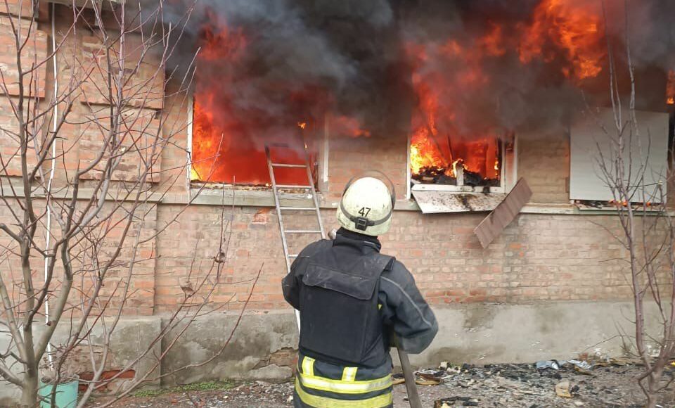 На Донеччині осколком ворожого снаряду поранено рятувальника: відео