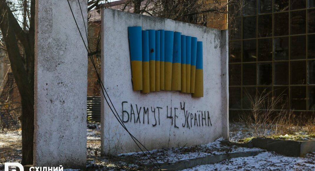 Украинские пограничники заявили о тяжелых боях у Бахмута: видео