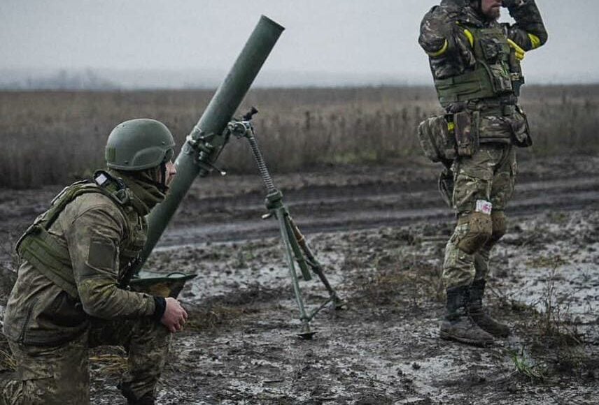 Росіяни намагаються атакувати позиції українських військ у районі Бахмута та Авдіївки, - британська розвідка (карта)