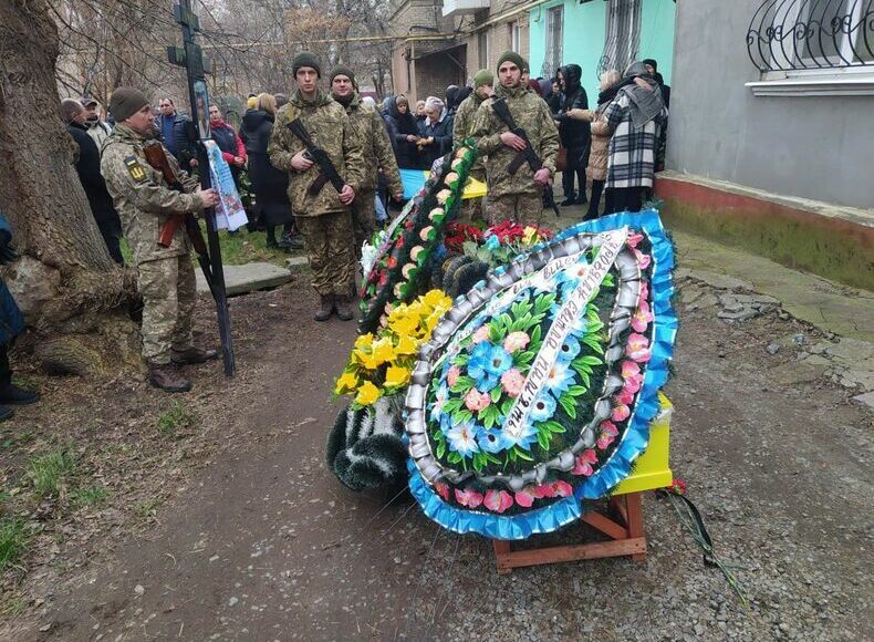 У Краматорську попрощались із захисником, який загинув захищаючи Донеччину: фото