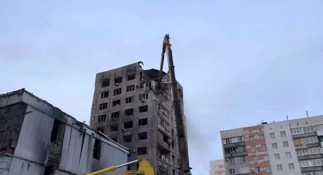 Зруйновану будівлю у Маріуполі окупанти затягнули банером, - Андрющенко