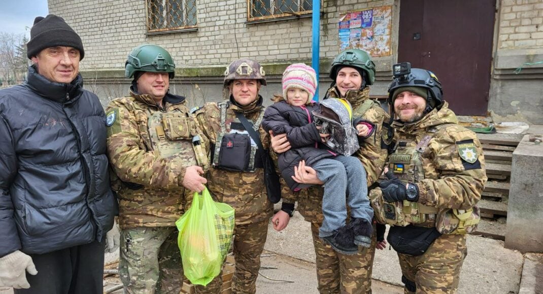 Полиция привезла детям в Бахмуте новогодние подарки: видео