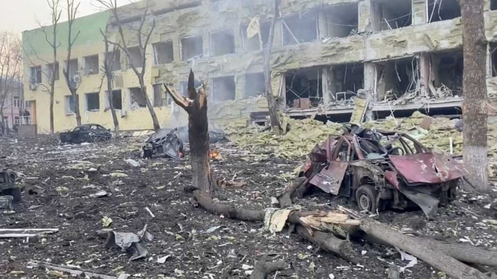 Результат бомбардування росіянами лікарні у Маріуполі під час блокади