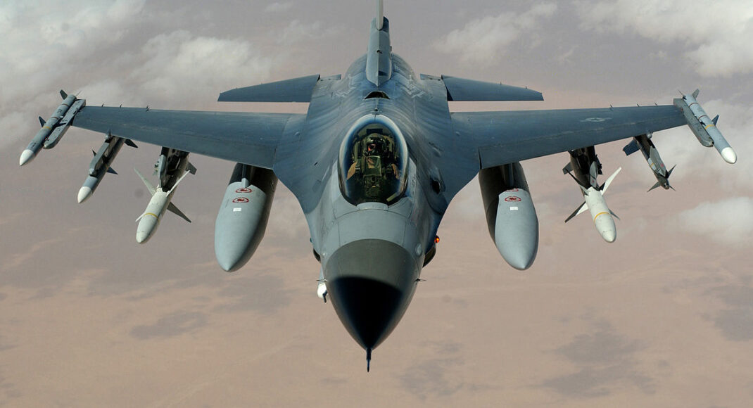 Украина сможет использовать F-16 только на своей территории, — министр обороны Дании