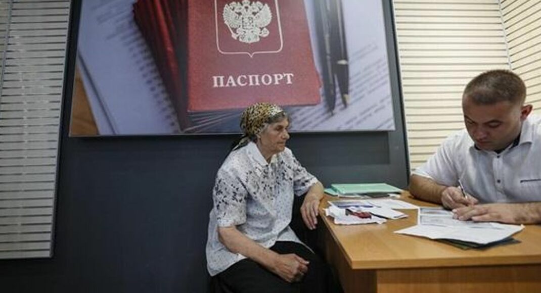 "Без красной книжечки нам здесь не рады": жительница Луганска о принудительной паспортизации