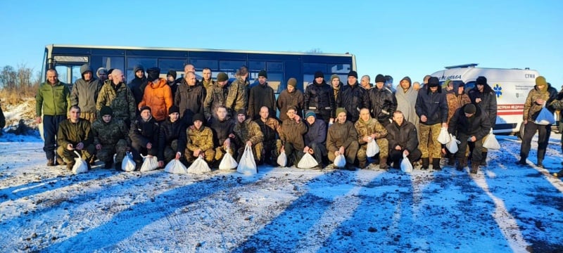 З російського полону додому повернулись 50 військових, серед яких оборонці Маріуполя та Бахмута (фото)