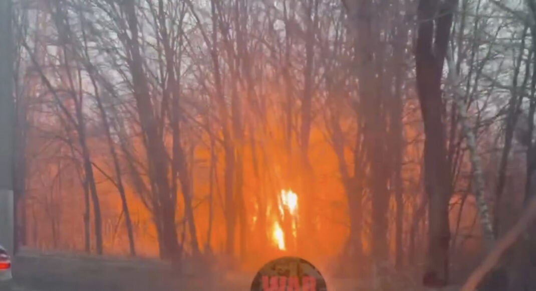 В оккупированной Макеевке из-за обстрелов повреждена ЛЭП и возник пожар