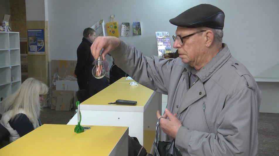 В Донецкой области в почтовых отделениях планируют обменять миллион лампочек на энергосберегающие: видео