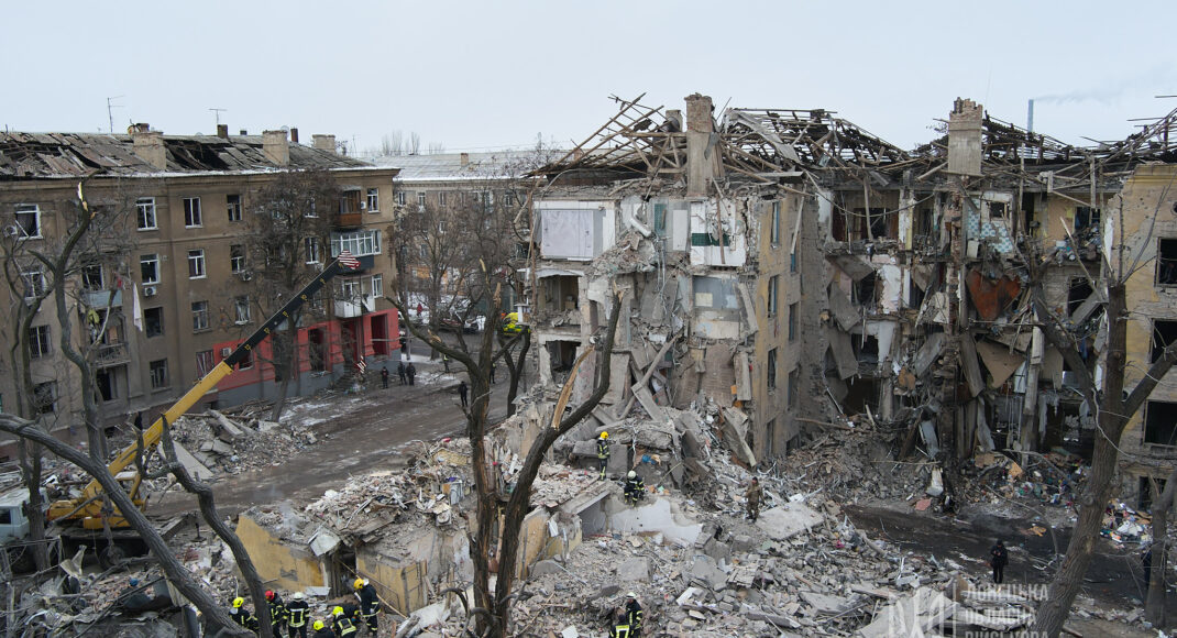 Завершилась поисково-спасательная операция на руинах дома в Краматорске, количество жертв возросло: фото последствий