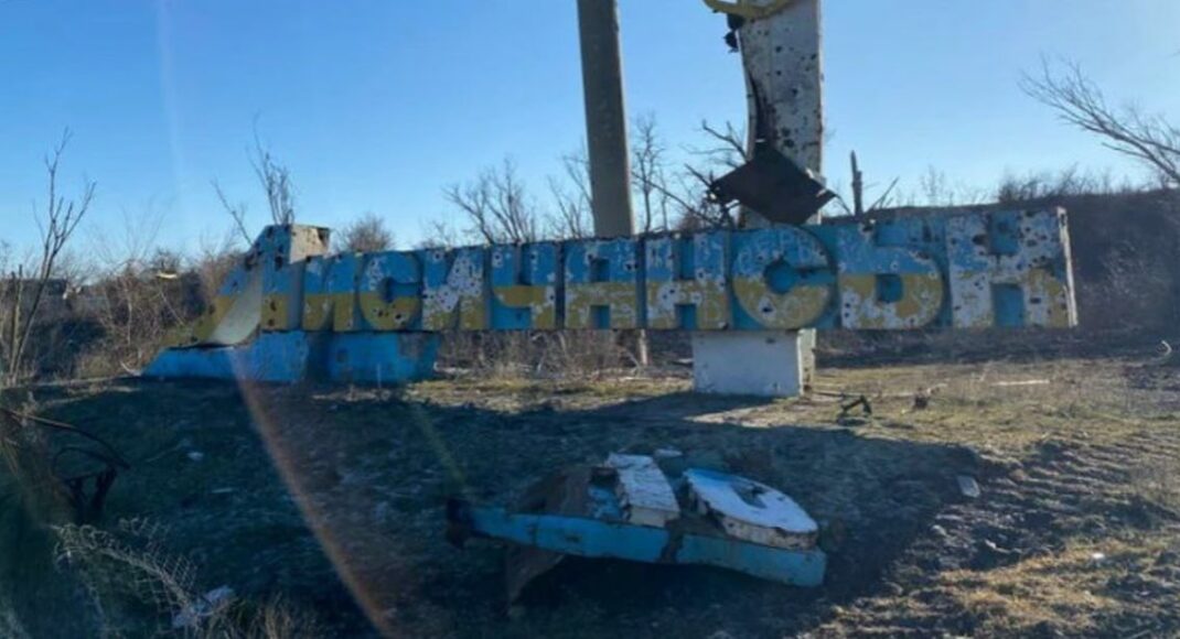Біля Лисичанська обстрілом поранено чоловіка, пошкоджено школу та житлові будинки