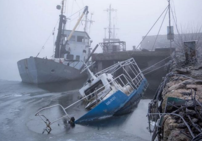 Российские оккупанты перебрасывают в порт Мариуполя военных и технику, - Андрющенко