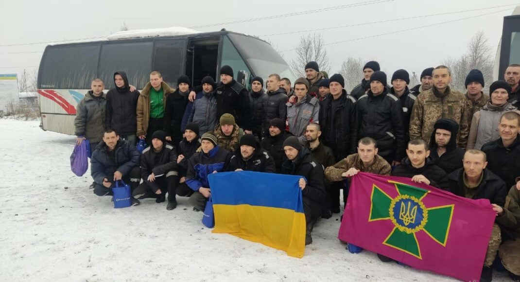 Обмін полоненими: додому повернули оборонців Донеччини - захисників Маріуполя і снайперів з Бахмутського напрямку