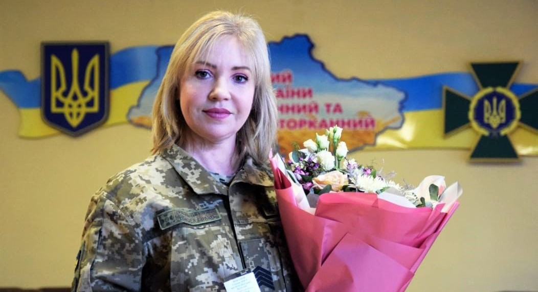 Пограничнице из Мариуполя, недавно вернувшейся из российского плена, присвоили офицерское звание
