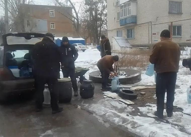 В Лисичанске оккупанты не восстанавливают водоснабжение, поэтому установили краны под открытым небом