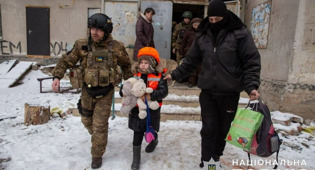 Поліція Донеччини показала, як рятує дітей з прифронтового Бахмута: фото