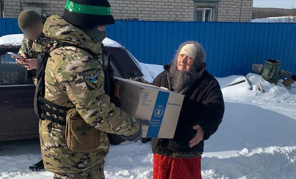 Луганські поліцейські передали допомогу жителям деокупованої Греківки