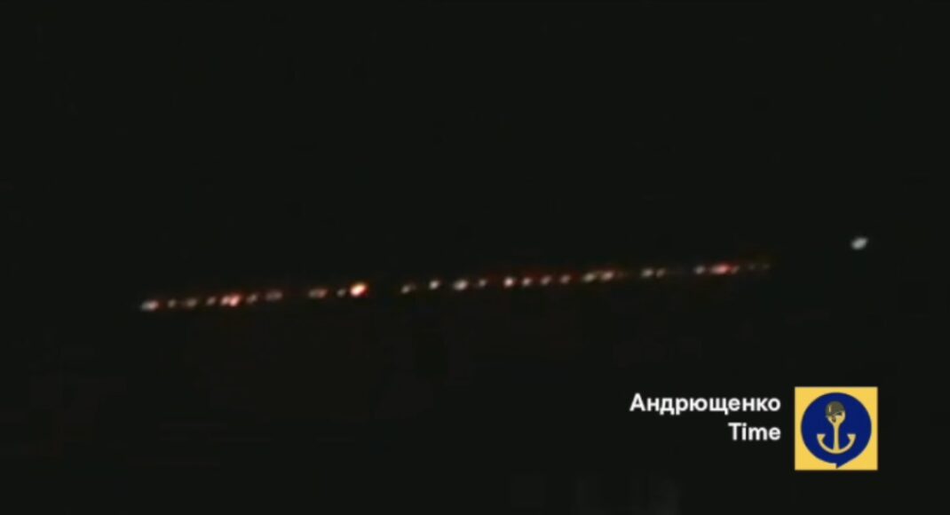 Очевидці повідомляють про нескінченну чергу з фур на трасі Маріуполь-Крим: відео