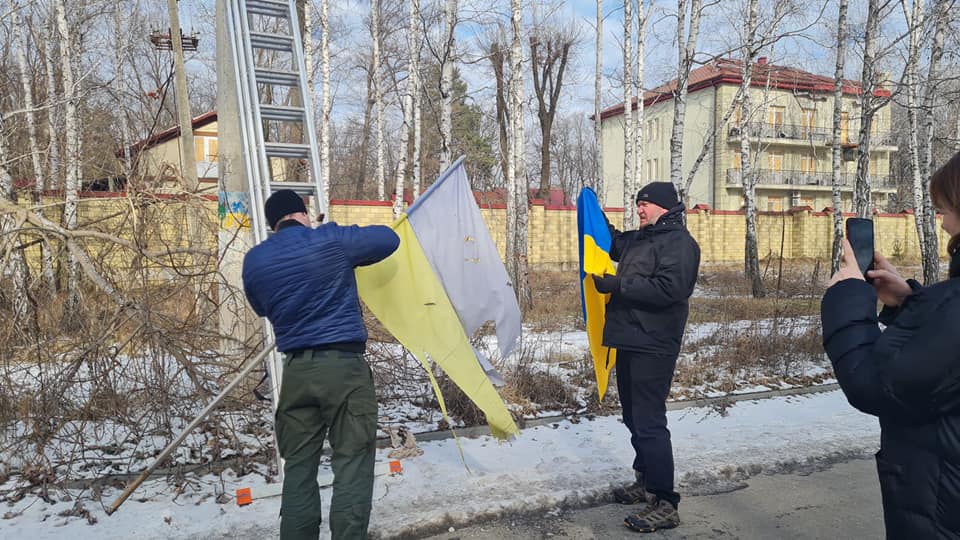 В Святогорске заменили прошедшие через оккупацию государственные флаги Украины: фото