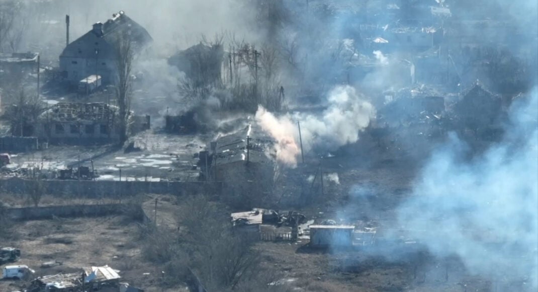 Простреленные дома и безлюдные села: украинские военные показали окрестности Бахмута