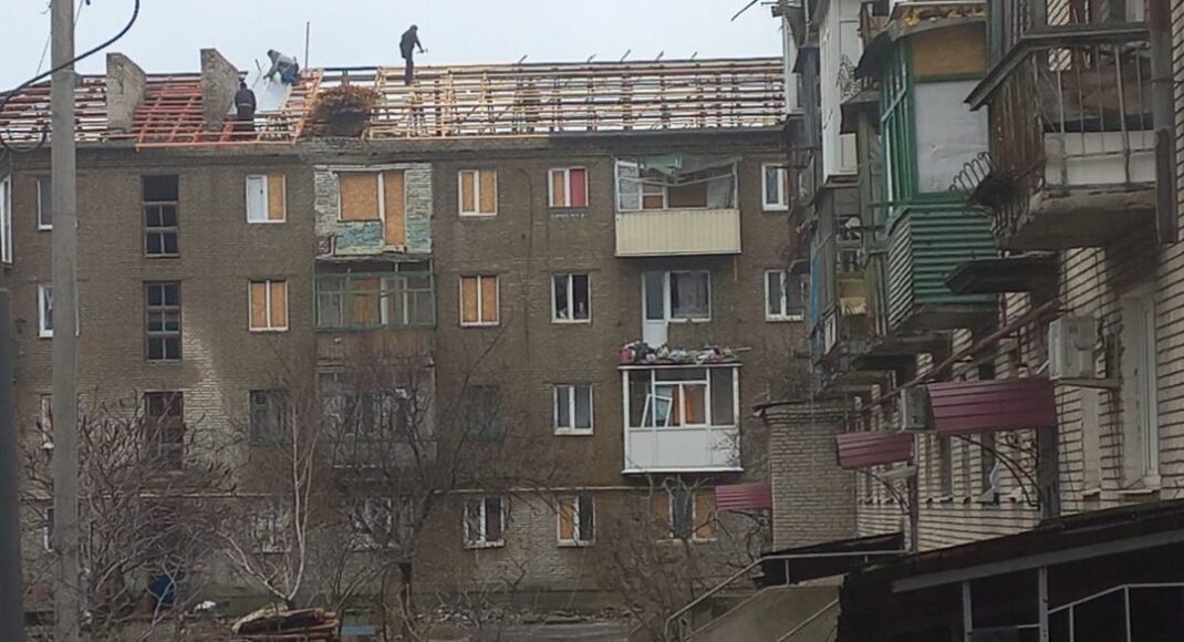 В деокупованому Лимані почали відновлення покрівлі багатоквартирного будинку