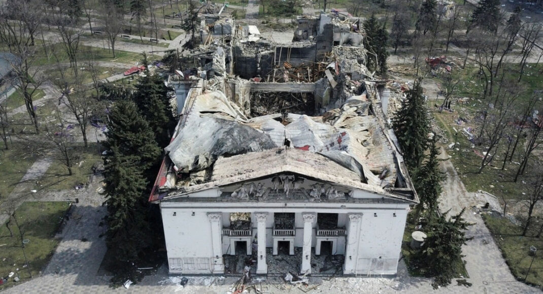 Год назад оккупанты сбросили авиабомбу на драмтеатр в Мариуполе, когда там скрывались сотни гражданских.