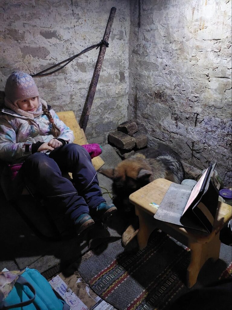 Донька Катерини у підвалі під час повітряної тривоги у Лисичанську