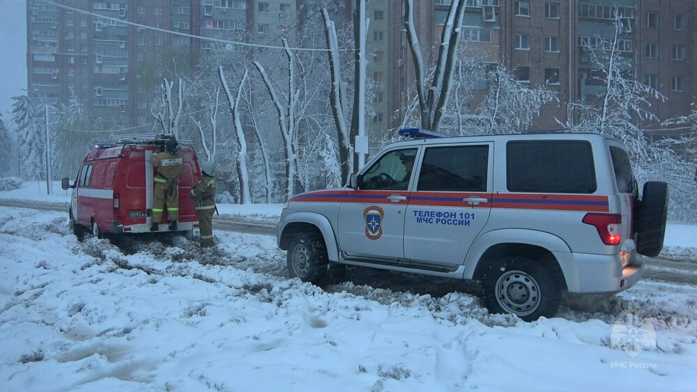Луганск завалило снегом, город без света: оккупационная власть оказалась не готова (фото)