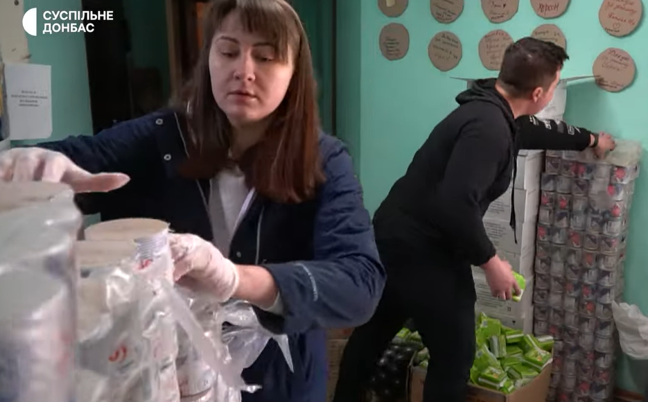 Для переселенців у Дніпрі видають продуктові набори в одному з найбільших хабів "Доброго ранку, ми з Маріуполя": відео