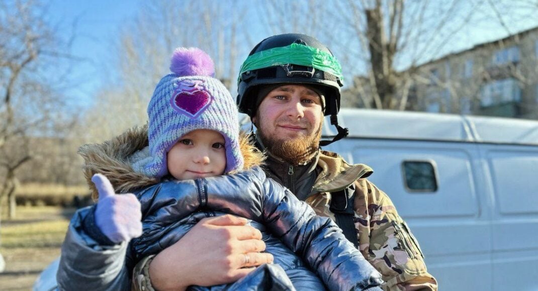 Полицейские показали эвакуацию семьи из украинского Нью-Йорка