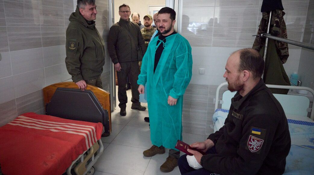 Зеленский посетил госпиталь, в котором лечат раненых украинских военных в Донецкой области: фото, видео