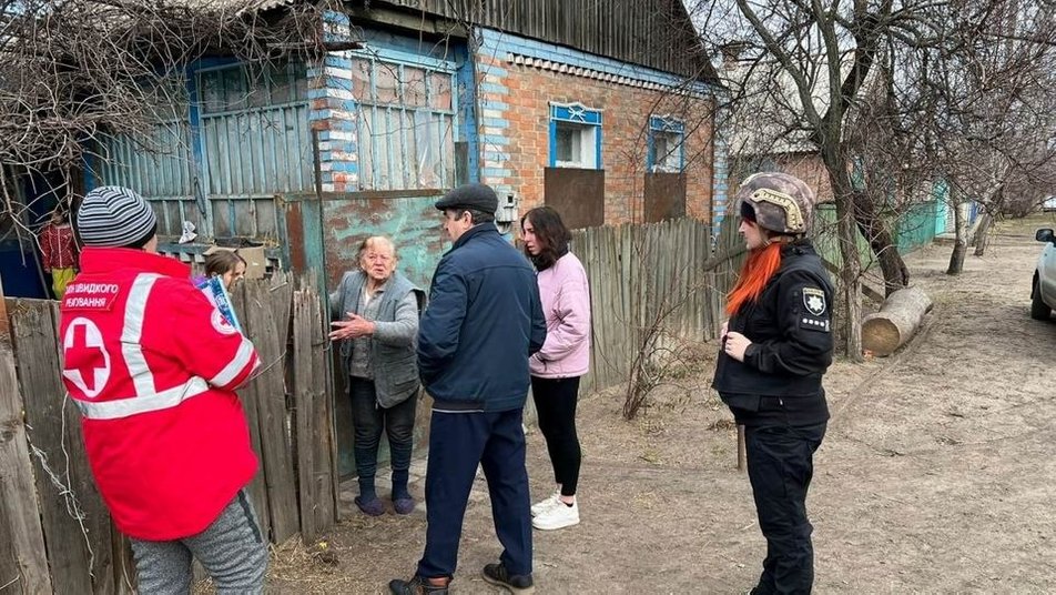 В Донецкой области спасатели показали, как развозят гуманитарную помощь людям и проводят эвакуацию