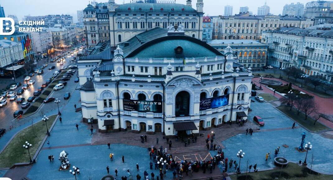 "ДЕ ТИ": у Києві вшанували пам'ять загиблих у Драмтеатрі Маріуполя
