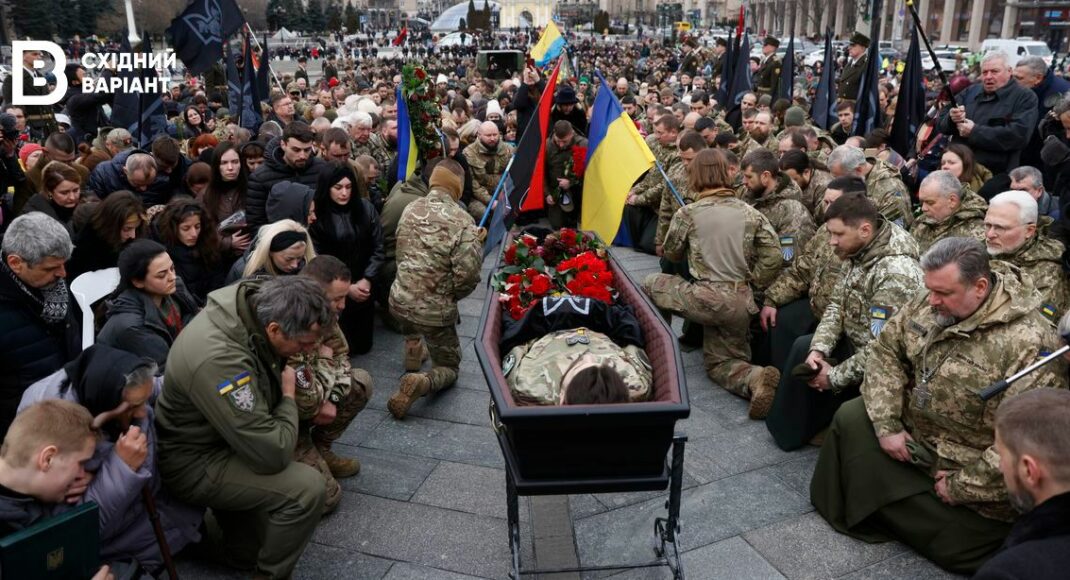 Усі на Майдані стали на коліна: як у Києві проводжали легендарного Героя "Да Вінчі"
