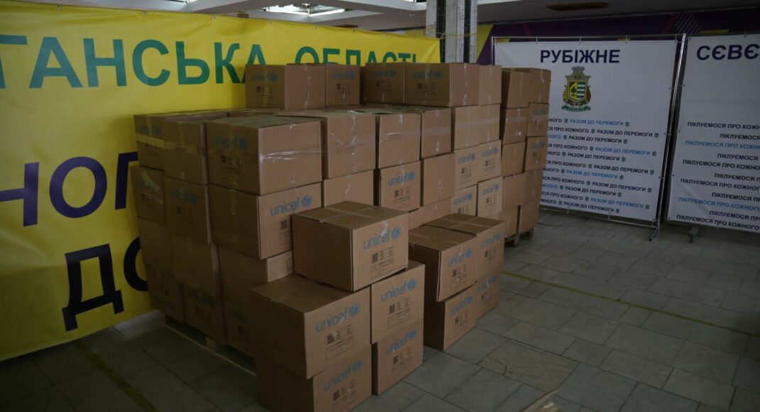 В Нижнедуванский хаб луганским переселенцам в Киеве поступили гигиенические наборы от международных доноров
