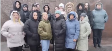 Жены мобилизованных из Курской области требовали вернуть их мужей из Луганской области: видео