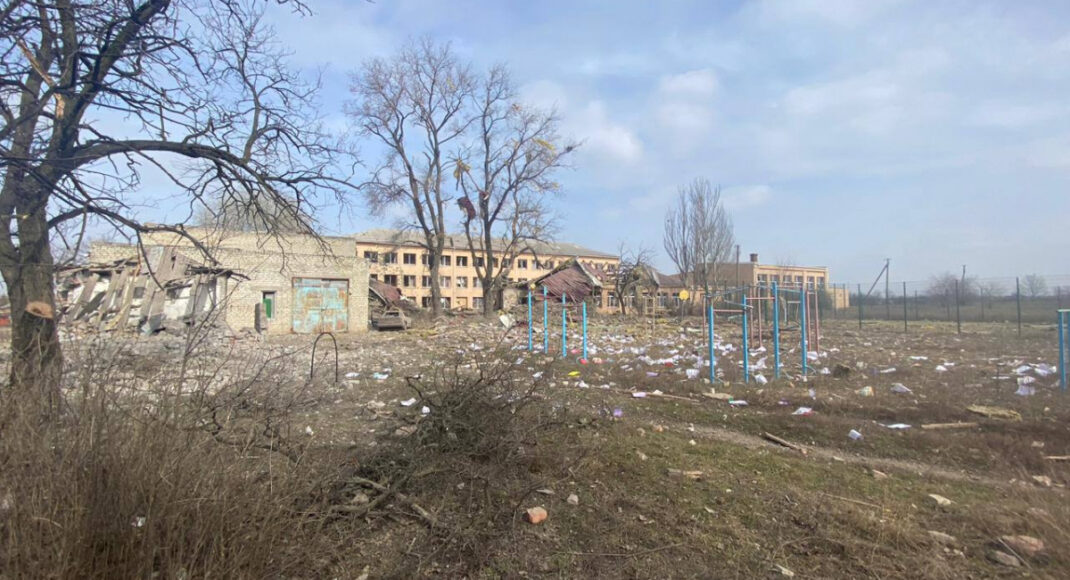 Авіація армії рф вдарила по школі в селі Орлівка під Ясинуватою