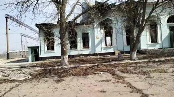 Спалили будівлю зі 112-річною історією: у центрі Сіверська російський обстріл знищив залізничний вокзал