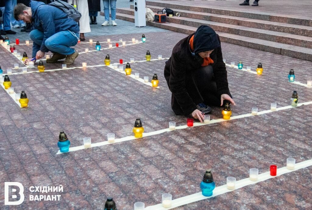 головна у Києві пам'ять загиблих у Драмтеатрі Маріуполя