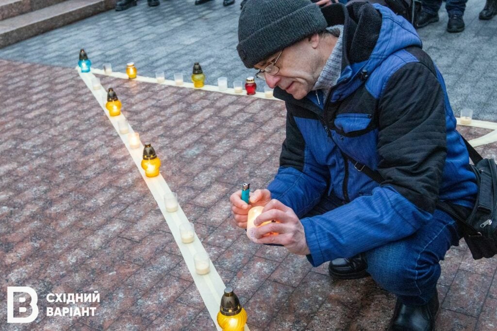 головна у Києві пам'ять загиблих у Драмтеатрі Маріуполя