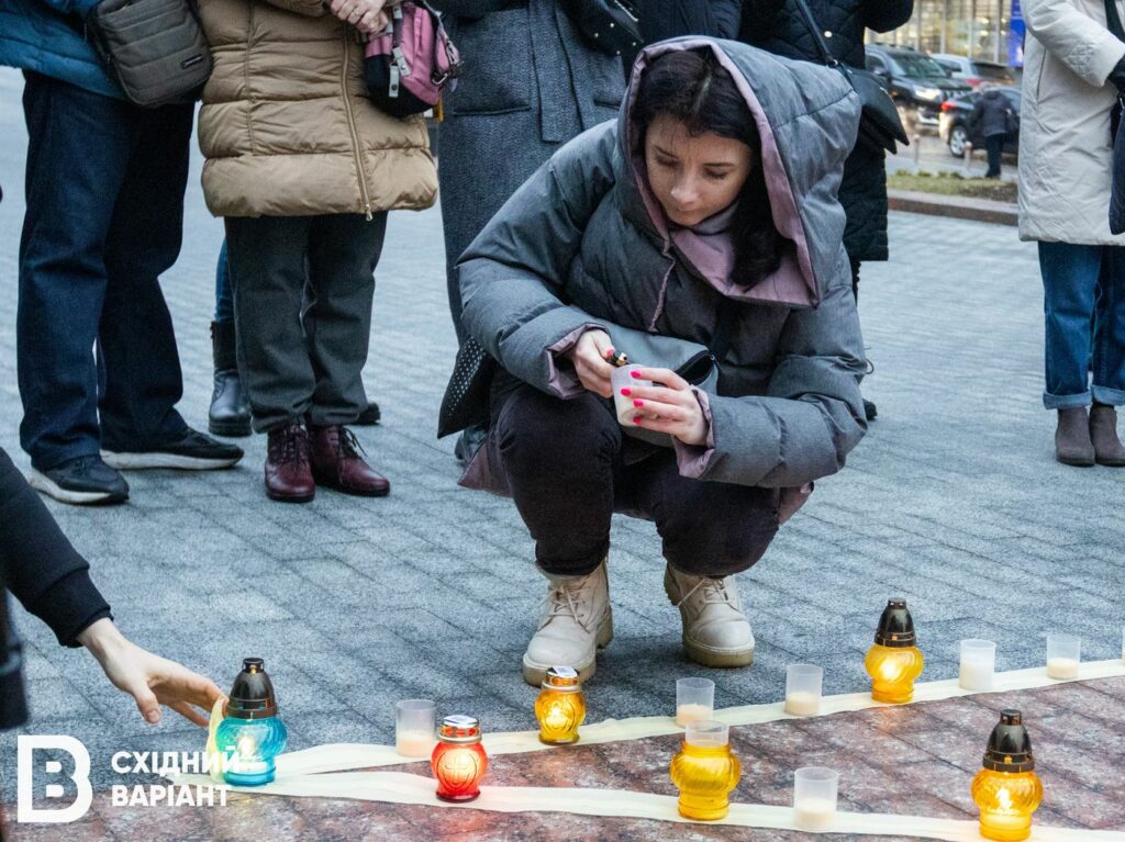 головна у Києві пам'ять загиблих у Драмтеатрі Маріуполя
