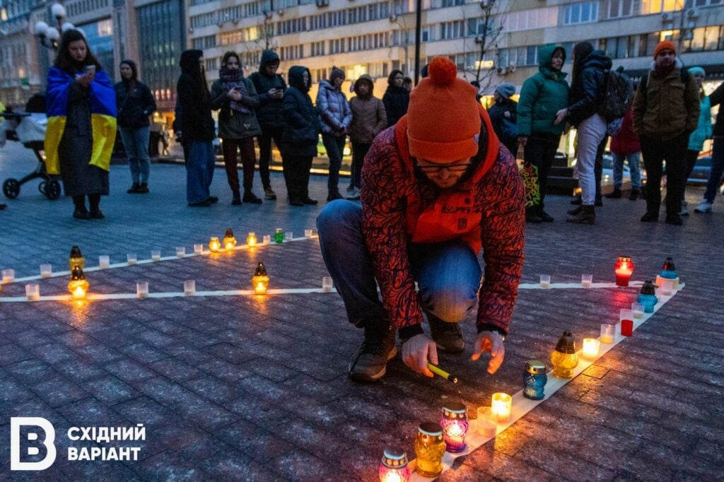 головна у Києві пам'ять загиблих у Драмтеатрі Маріуполя